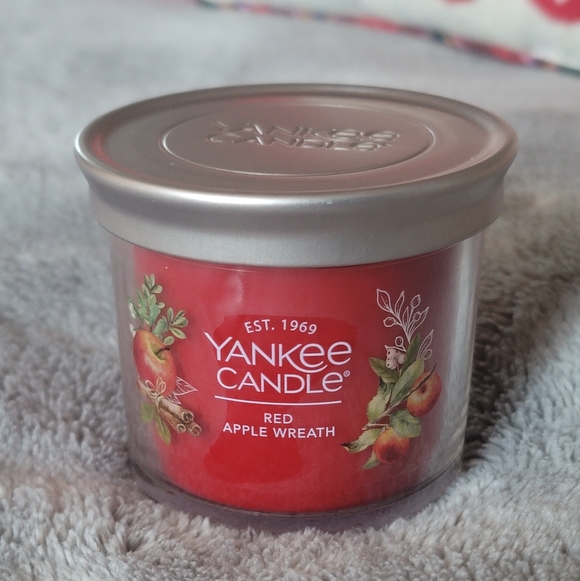 YANKEE CANDLE Red Apple Wreath Jar Candle - Picture 2 of 3